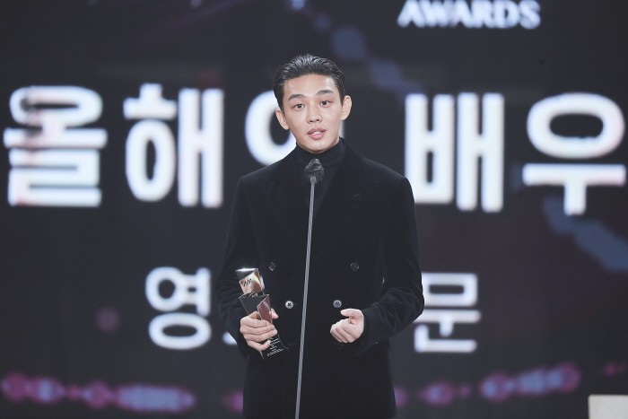 배우 유아인이 '2021 AAA' 대상-배우(영화)부문 수상소감을 밝히고 있다. (사진=2021AAA 제공)