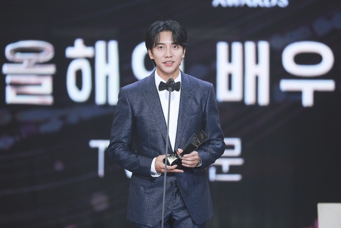가수 겸 배우 이승기가 '2021 AAA' 대상-배우(TV드라마)부문 수상소감을 밝히고 있다. (사진=2021AAA 제공)