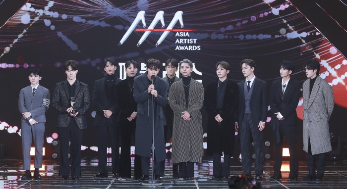 그룹 세븐틴이 '2021 AAA' 페뷸러스 부문 수상소감을 밝히고 있다. (사진=2021AAA 제공)