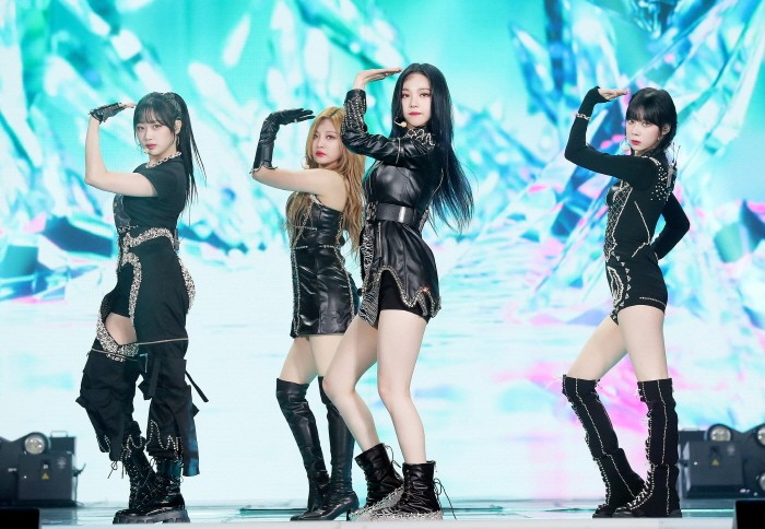 그룹 에스파가 '2021 AAA' 축하공연을 펼치고 있다. (사진=2021AAA 제공)