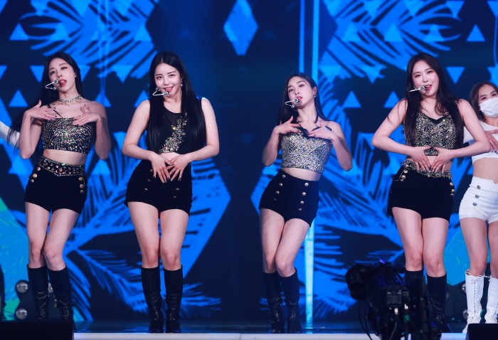 그룹 브레이브걸스가 '2021 AAA' 축하공연을 펼치고 있다. (사진=2021AAA 제공)
