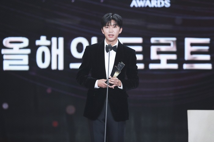 가수 임영웅이 '2021 AAA' 대상-올해의 트로트 부문 수상소감을 밝히고 있다. (사진=2021AAA 제공)