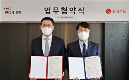 교원그룹 장동하 기획조정실장(좌)와 롯데푸드 이진성 대표이사가 기념 사진을 촬영하고 있다. 사진=교원그룹.