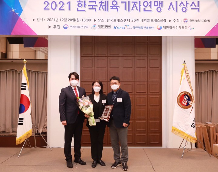 (왼쪽부터)한국체육기자연맹 정희돈 명예회장, 동아오츠카 이진숙 상무이사, 한국체육기자연맹 양종구 회장. 사진=동아오츠카.