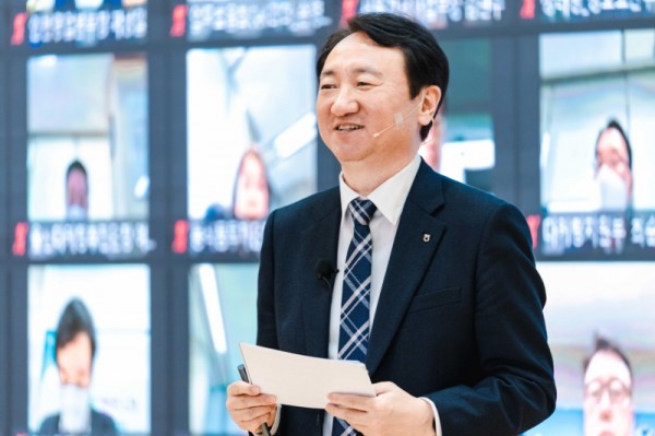 권준학 은행장이 화상으로 진행된 '2022년 경영목표 달성 결의대회'에서 임직원들과 함께 고객중심‘초혁신 디지털 뱅크’로 도약하겠다는 의지를 다짐했다. 사진=NH농협은행. 
