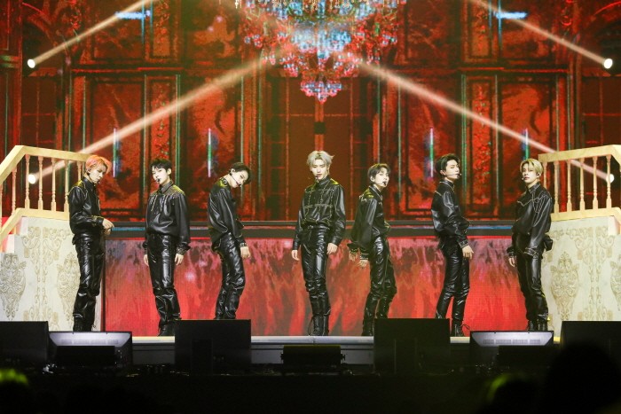 '2021 위버스콘' 무대중인 엔하이픈. (사진=하이브(HYBE) 제공)