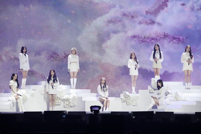 '2021 위버스콘' 무대중인 프로미스나인. (사진=하이브(HYBE) 제공)