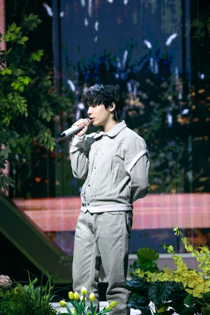 '2021 위버스콘' 무대중인 다운. (사진=하이브(HYBE) 제공)