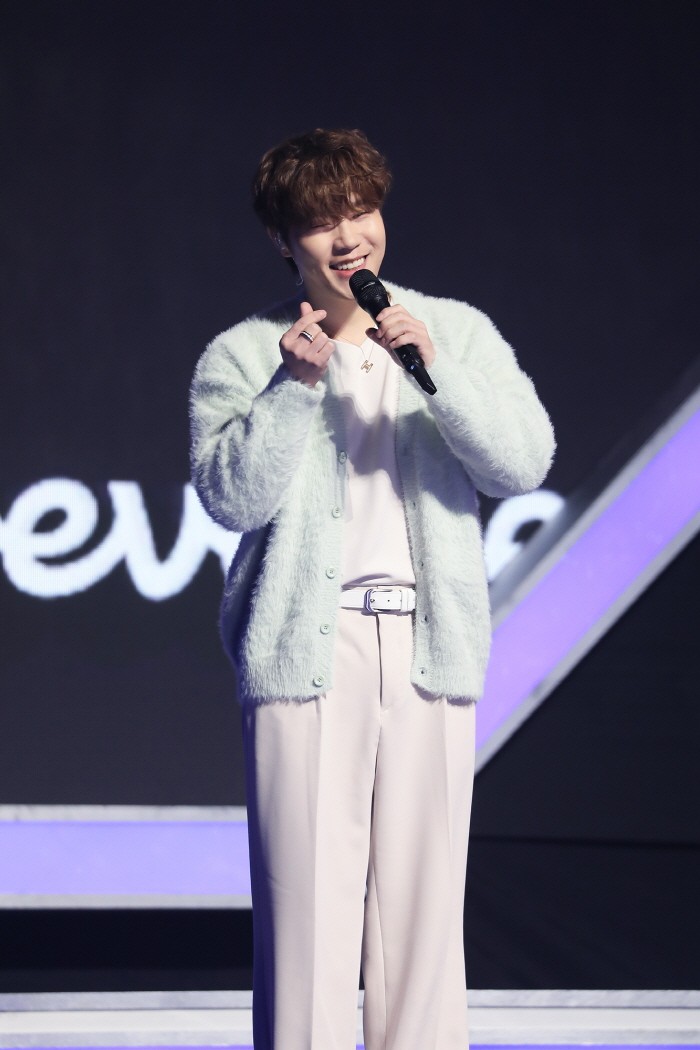 '2021 위버스콘' 무대중인 이현. (사진=하이브(HYBE) 제공)