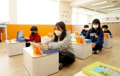 태백 황지초등학교에 마련된 ‘교원 에듀테크 교실’에서 학생들이 에듀테크 프로그램을 체험하고 있다. 사진=교원그룹.