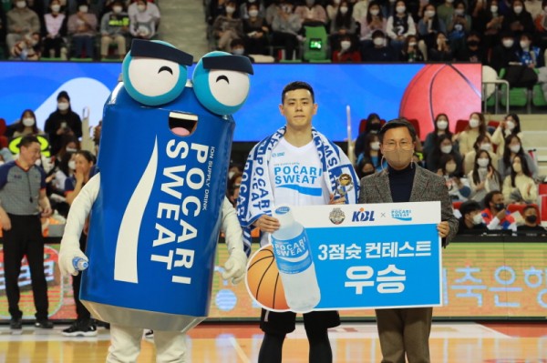 동아오츠카 조익성 대표이사(우)가 포카리스웨트 3점슛 콘테스트 우승자 이관희 선수에게 200만원의 상금을 수여했다. 사진=동아오츠카.