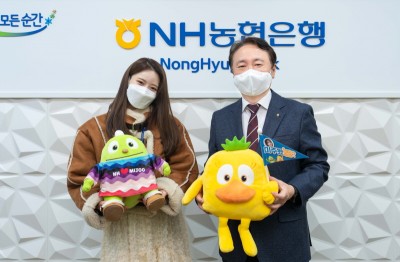 권준학 은행장(우)이 방송인 이미주와 함께 기념촬영을 하고 있다. 사진=NH협은행. 