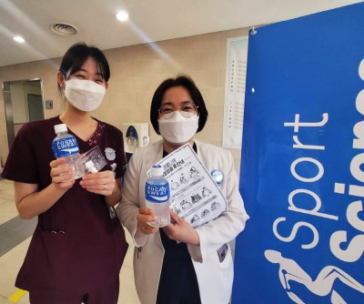 순천향대학교 부천병원에서 백신 추가 접종을 마친 의료진들이 전달 받은 포카리스웨트와 함께기념 사진 촬영을 하고 있다. 사진=동아오츠카.