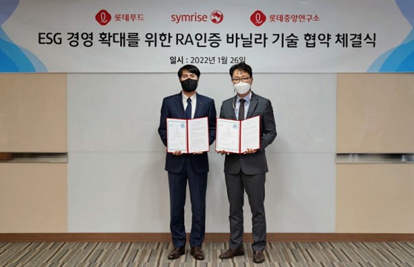 롯데푸드 이진성 대표이사(좌)와 심라이즈 황규하 한국지사장이 기념 사진을 촬영하고 있다. 사진=롯데푸드.