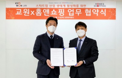 교원그룹 신영욱 디지털융합사업본부장(좌)과 홈앤쇼핑 이원섭 부사장이 기념 사진을 촬영하고 있다. 사진=교원그룹.