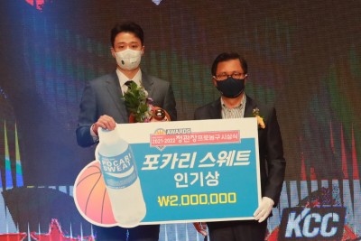 동아오츠카 조익성 대표이사(우)가 원주 DB 허웅 선수(좌)에게 '포카리스웨트 인기상'을 시상하고 기념 사진을 촬영하고 있다. 사진=동아오츠카.