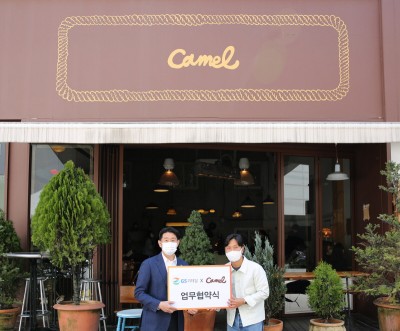 GS리테일 이기철 기획MD부문장(좌)과 박강현 카멜커피 대표가 카멜커피 도산점 앞에서 기념촬영을 하고 있다. 사진=GS리테일.