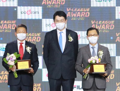 (왼쪽부터)페퍼저축은행 장매튜 대표이사, KOVO 조원태 총재, 동아오츠카 조익성 대표이사가 기념 사진을 촬영하고 있다. 사진=동아오츠카.