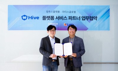 컴투스플랫폼 최석원 상무(좌)와 라티스글로벌 김현규 부사장이 기념사진을 촬영하고 있다. 사진=컴투스플랫폼.