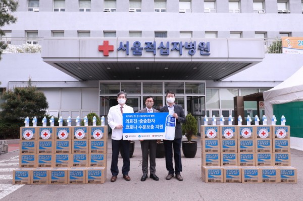 (왼쪽부터)적십자사 문영수 의료원장, 동아오츠카 조익성 대표이사, 행정안전부 박준동 수석전문관이 기념사진을 촬영하고 있다. 사진=동아오츠카.