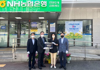 이현애 부행장(사진 왼쪽에서 세 번째)을 비롯한 관계자들이 기념촬영을 하고 있다. 사진=NH농협은행.