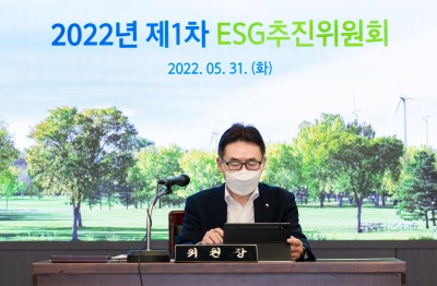 ESG추진위원회에서 김춘안 위원장(농업·녹색금융부문 부행장)이 모두 발언을 하고 있다. 사진=NH농협은행.