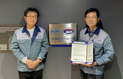 중앙연구소 신근호 부소장(좌)와 임근생 품질안전본부장이 KOLAS 공인시험기관 현판식후 기념사진을 촬영하고 있다. 사진=매일유업.