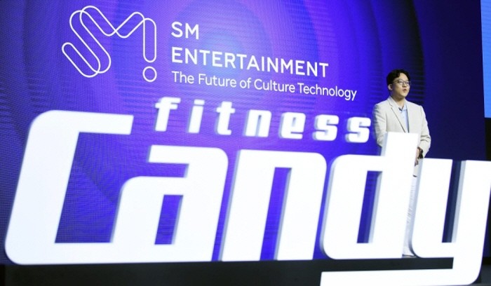 이성수 SM 공동대표가 '피트니스 캔디' 브랜드 브리핑을 하고 있다. (사진=전자신문)