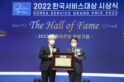 KB손해보험 김기환 사장(좌)과 한국표준협회 강명수 회장이 기념사진을 촬영하고 있다. 사진=KB손해보험.