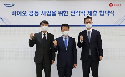 (좌측부터)롯데제과 이진성 사업대표, 현대오일뱅크 주영민 대표이사, 이승수 글로벌사업본부장이 기념사진을 촬영하고 있다. 사진=롯데제과.