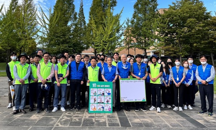 지난 23일 인천 아라뱃길에서 NH농협은행과 한국환경공단 임직원들이 플로깅(Plogging) 환경 정화활동과 온실가스 감축을 위한 시민 참여 캠페인 실시 전 기념촬영을 하고 있다. 사진=NH농협은행
