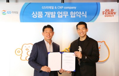 GS리테일 이기철 기획MD부문장(좌)과 올드페리도넛 김상선 대표이사가 업무 협약식을 맺고 기념사진을 촬영 하고 있다. 사진=GS리테일.