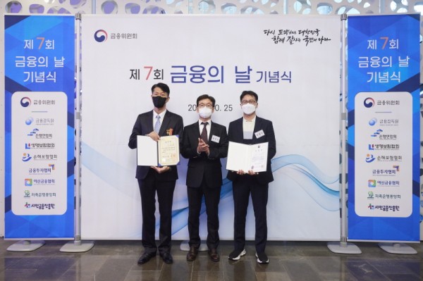 코스콤 홍우선 사장(가운데)과 이준형 코스콤 마이데이터중계센터 차장(좌), 현철민 클라우드사업부 팀장(우)이 기념사진을 촬영 하고 있다. 사진=코스콤.