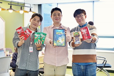 스탠드에그 고영우 대표(가운데)와 김성균 대표(우), 롯데제과 신사업담당 박민규 매니저가 사진을 촬영하고 있다. 사진=롯데제과.