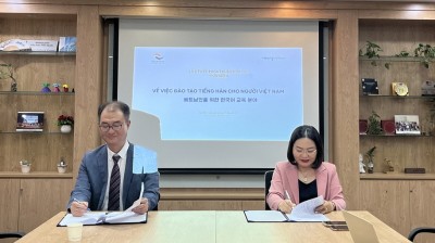 비상교육 이영근 베트남 법인장(좌)과 팜 티 옥(Pham Thi Ngoc) 하노이대 한국어학과장이 협약서에 서명하고 있다. 사진=비상교육.