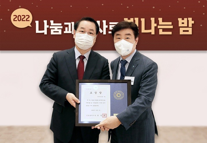 하나금융티아이가 '2022년 사회복지 나눔 문화 확산 유공 표창' 시상식에서 지역사회 발전에 기여한 공로를 인정받아 '인천광역시장상'을 수상했다. 시상식에 참석한 박근영 하나금융티아이 대표이사(사진 오른쪽)가 유정복 인천시장과 함께 기념 촬영을 하고 있다. 사진=하나은행