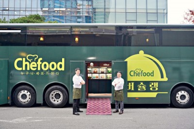 Chefood 버슐랭 버스를 소개하는 대한민국 요리명장 남대현 셰프(우)와 롯데제과 박상준 셰프. 사진=롯데제과.