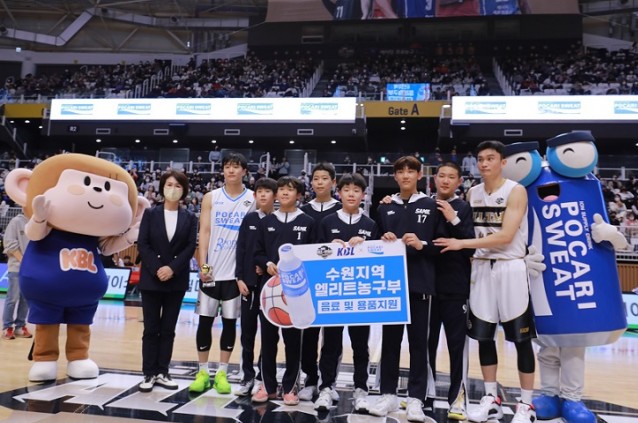 지난 15일 수원 KT 소닉붐 아레나에서 열린 2022~23 SKT 에이닷 프로농구 올스타전 '포카리스웨트 3점슛 콘테스트' 후 동아오츠카 이진숙 상무(왼쪽 첫번째)와 우승자 허웅 선수(왼쪽 두번째)가 수원지역 청소년 농구부와 기념 촬영을 하고 있다. 사진=동아오츠카