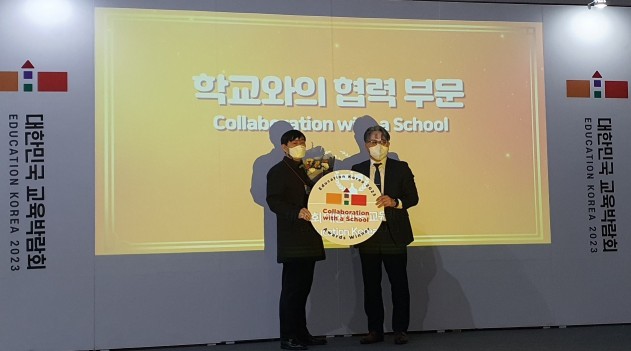 아이스크림미디어 허주환 대표(좌)가 수상 후 기념사진을 촬영하고 있다. 사진=아이스크림미디어.