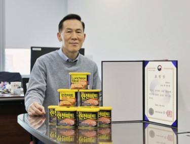 표창을 수상한 롯데제과 최명림 글로벌사업본부장. 사진=롯데푸드. 