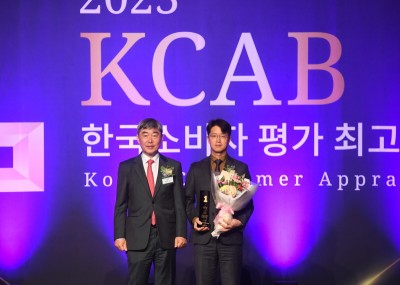 교원라이프 서동혁사업기획부문장(우)이 수상 기념촬영을 하고 있다. 사진=교원라이프.