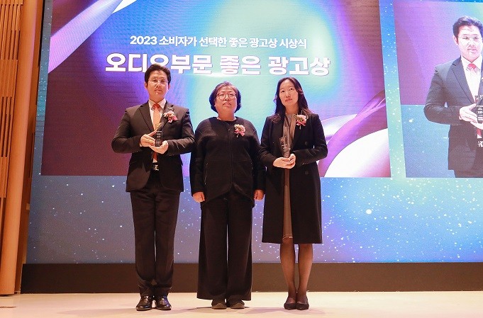 '제31회 소비자가 선택한 좋은 광고상'에서 동아오츠카 홍광석 오란씨 브랜드매니저(좌)와 녹색소비자연대 유미화 전국협의회 상임위원장(가운데), 한컴 육수경 국장(우)이 기념촬영을 하고 있다. 사진=동아오츠카