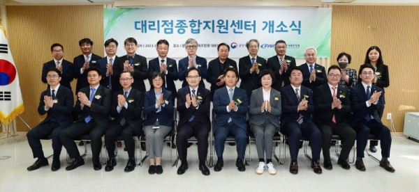 매일유업 김선희 대표이사(좌측 네번째)와 한기정 공정거래위원장(좌측 다섯번째), 김형배 공정거래조정원장(좌측 여섯번째)등 관계자들이 대리점종합지원센터 개소식에 참석해 기념촬영을 하고 있다. 사진=매일유업.