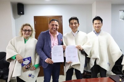 비상교육 글로벌 컴퍼니 허우건 그룹장(오른쪽에서 두 번째)과 루이스 알레한드로 퓨네메 곤잘레스 퉁하 시장(왼쪽에서 두 번째)이 협약을 마친 후 기념사진을 촬영하고 있다. 사진=비상교육.