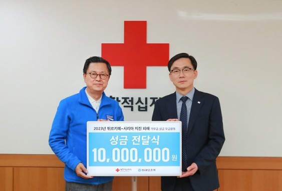 동아오츠카 대표이사 조익성 사장(좌)과 대한적십자사 이상천 사무총장(우)이 기념촬영을 하고 있다. 사진=동아오츠카