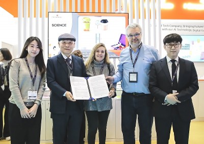 아이스크림미디어와 스페인 ‘Complubot’ 관계자가 계약 체결 후 기념 사진 촬영을 하고 있다. 사진=아이스크림미디어.
