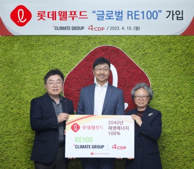 롯데웰푸드 RE100 가입 선언식에 참여한 이창엽 대표이사(사진 가운데), 박경섭 생산본부장(사진 왼쪽), 황덕남 ESG위원장(사진 오른쪽). 사진=롯데웰푸드.