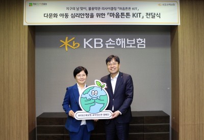 국건강가정진흥원 김금옥 이사장(좌)와 KB손해보험 경영전략본부장 조경희 상무가 함께 기념사진을 촬영하고 있다. 사진=KB손해보험.