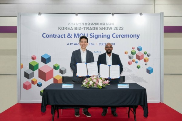 Afriko 케네스 므지자(Kenneth Mziza) CEO(우)와 비상교육 글로벌 디지털 전략 코어그룹 허우건 그룹장과 기념사진을 촬영하고 있다. 사진=비상교육.