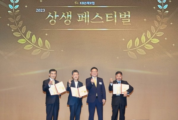 르노코리아자동차 대치정비센터 이진용 대표(왼쪽), 글로벌모터스 정비센터 김진호 대표(왼쪽에서 두 번째), KB손해사정 대표이사 이공재 사장(오른쪽에서 두 번째), KB매직카 부산 구서점 서병인 대표(오른쪽)가 기념사진을 찍고 있다. 사진=KB손해보험.